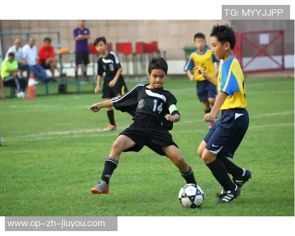 防滑颗粒足球助力运动员提升场地表现与比赛安全性的全新选择